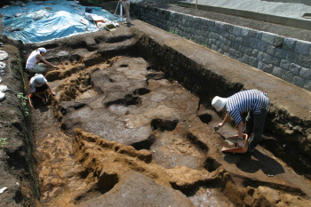 弥生式住居跡 土器 発掘作業3